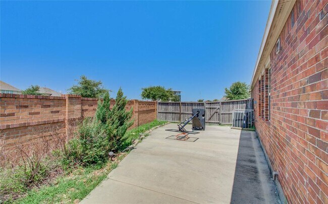 Building Photo - 24019 Via Viale Dr