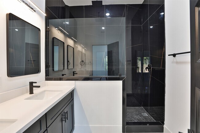 Building Photo - 8133 Cabot St