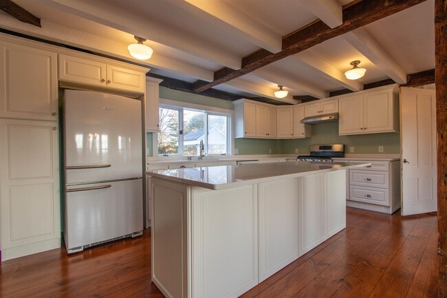 Building Photo - 267 N River Rd