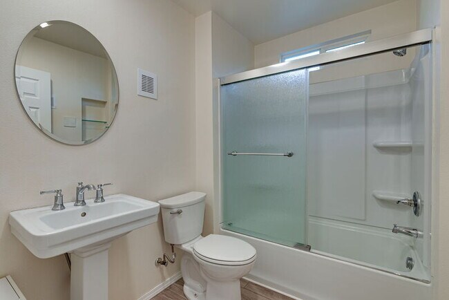 Building Photo - 1937 NE Dekum St