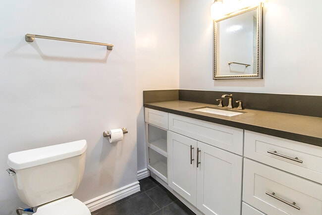 Building Photo - 621 N Bedford Dr