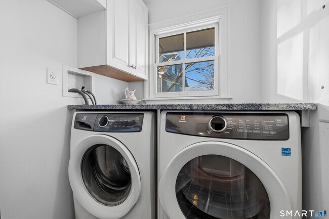 Building Photo - 5 Middle Beach Rd