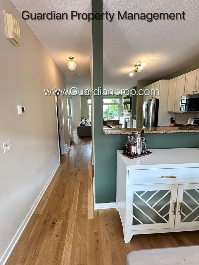 Building Photo - Northeast Minneapolis Town Home, Patio/Dec...