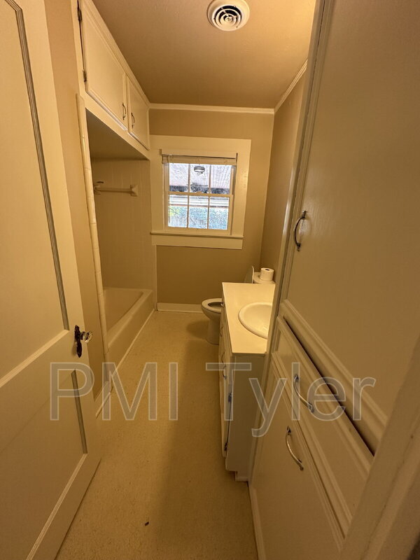 Building Photo - 343 Bonner St