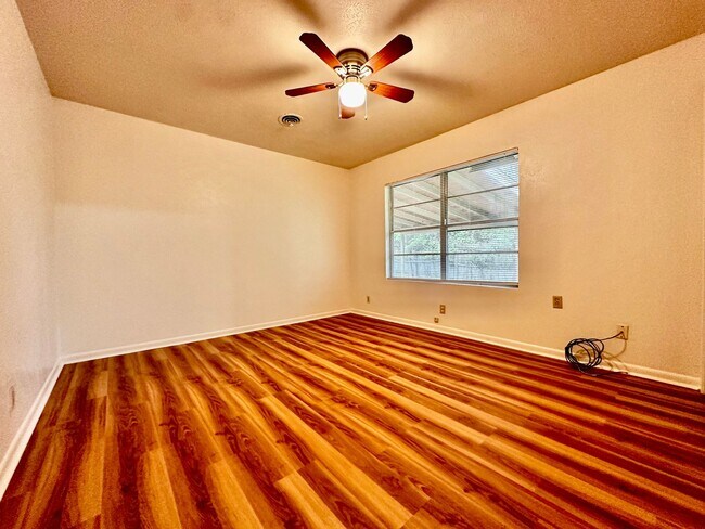 Building Photo - Fresh 2 Bedroom Home