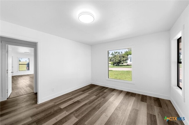 Building Photo - 1524 E Avenue B