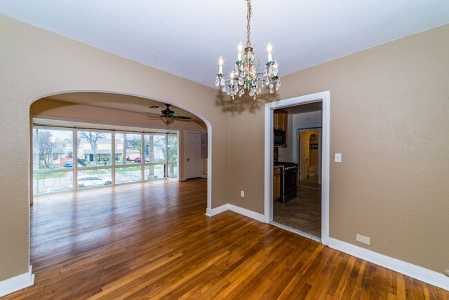 Building Photo - 2218 W Mistletoe Ave