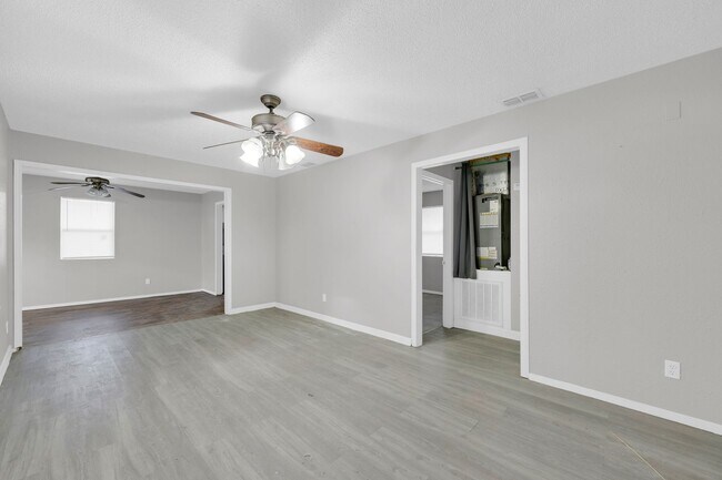 Building Photo - SPACIOUS! LOCATION!