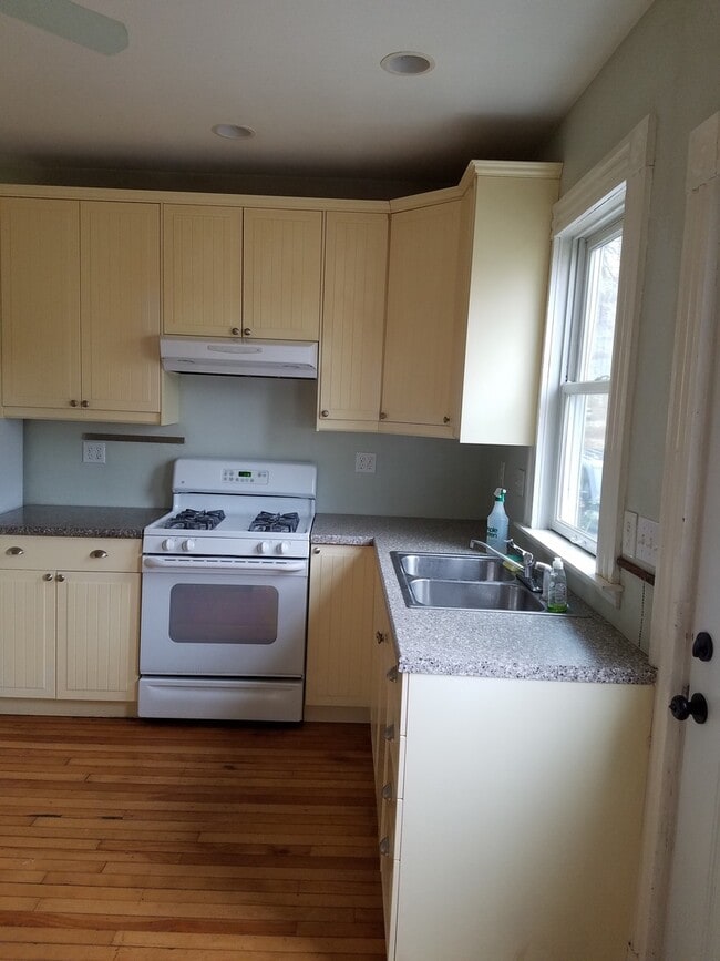Building Photo - 3 bed 1 bath house with large deck, butler...