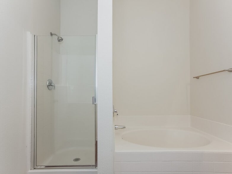 Building Photo - 11008 Briaroaks Dr