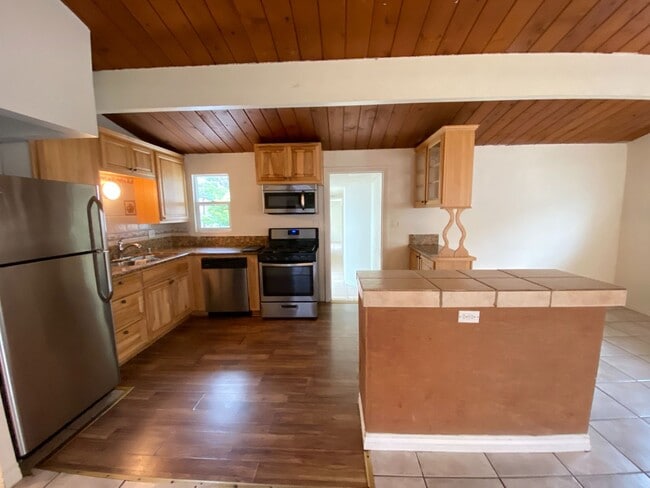 Building Photo - Large Bedrooms! 6 Parking Spaces (Lease ou...