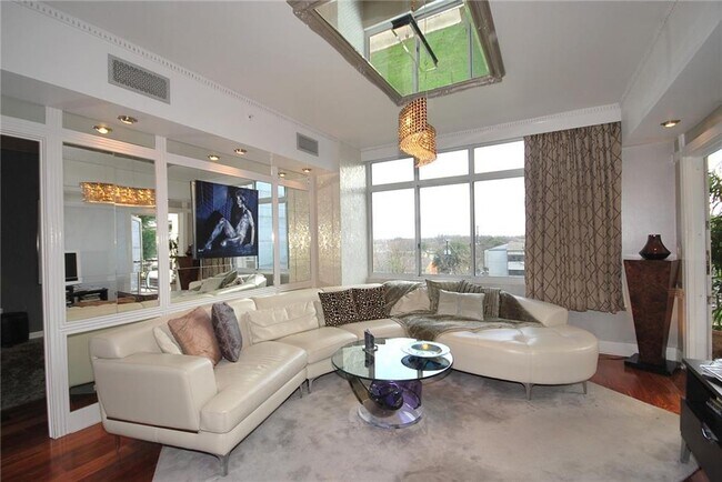 Primary Photo - 54 Rainey St