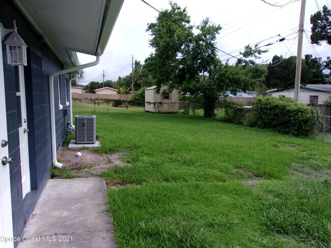 Building Photo - 1240 N Singleton Ave