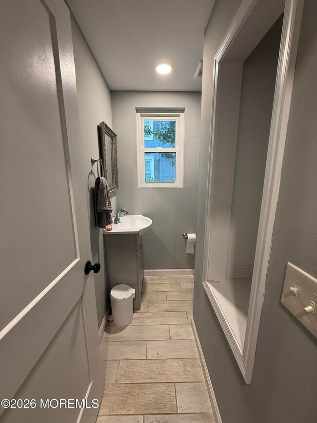 Building Photo - 591 Vernon St