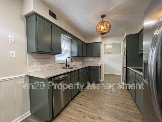 Building Photo - 2005 Landau Dr