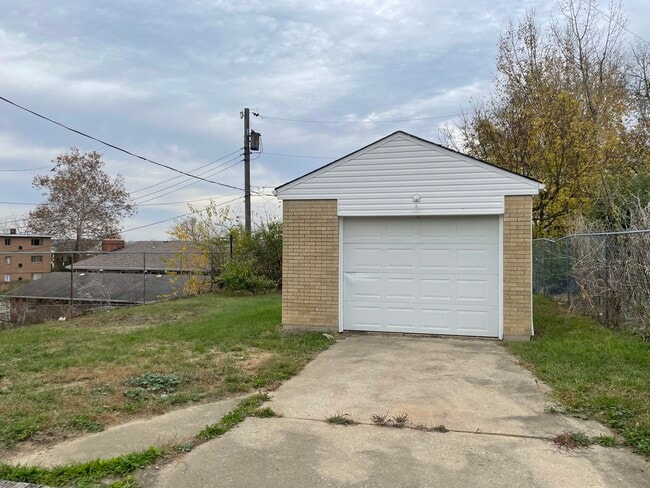 Building Photo - 326 Blackwood Ave