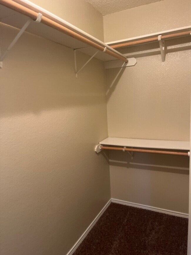 Building Photo - 2nd floor apartment water included! walkin...