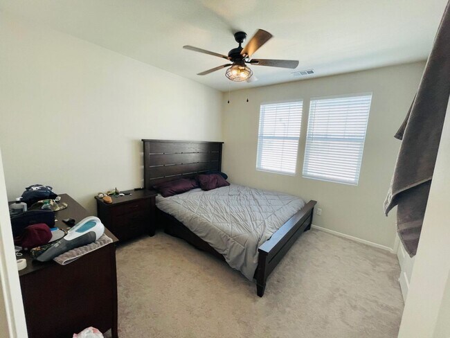 Building Photo - Beautiful Townhome!