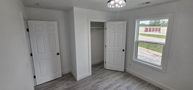 Building Photo - 1511 N Springfield St