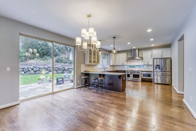 Building Photo - Gorgeous Large Home