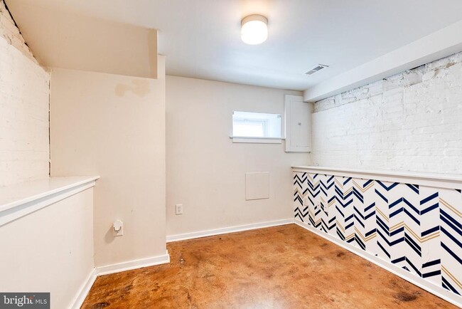 Building Photo - 112 N Streeper St