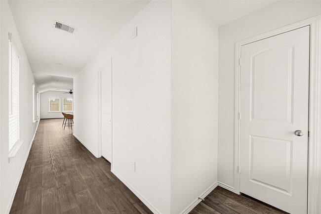 Building Photo - 2334 Spruce Clf Ln