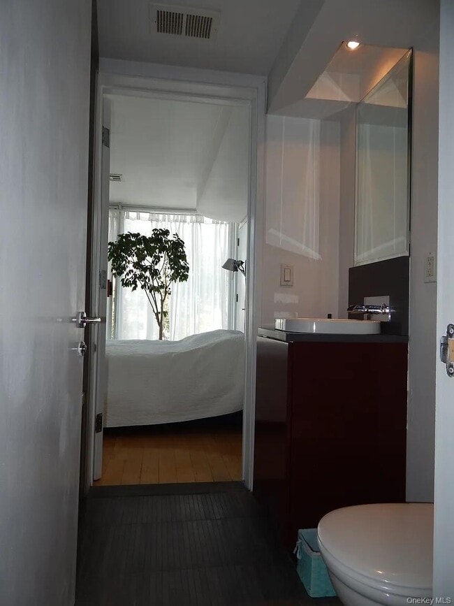 Building Photo - 925 Pacific St