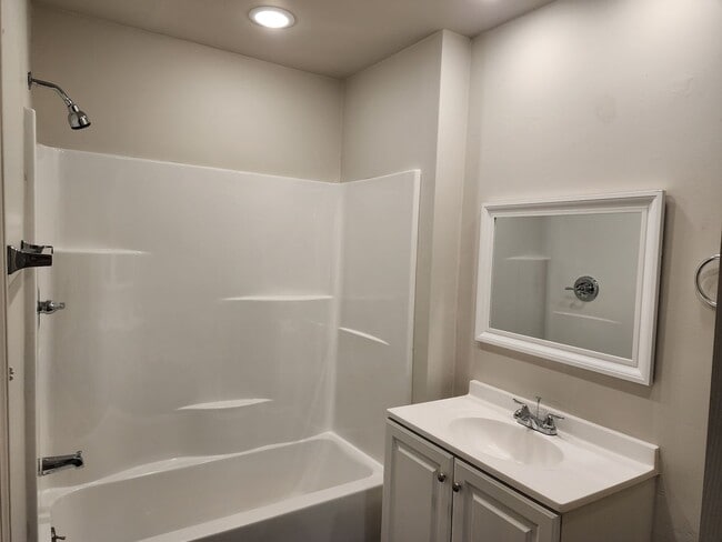 Building Photo - 4 Bed / 3 bath Downtown Jonesboro