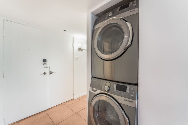 Building Photo - Luxury High-Rise Living with Views!