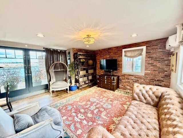 Building Photo - 480 Commercial St