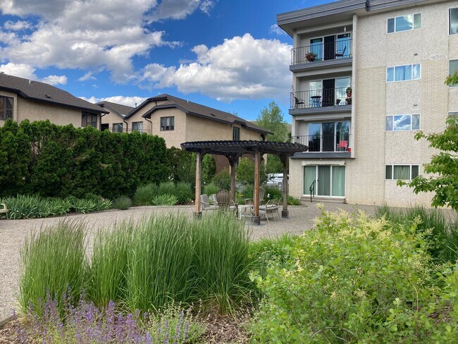 Building Photo - 1 Bed / 1 Bath Condo in a Strictly 62+ Community in the Hip Strip!