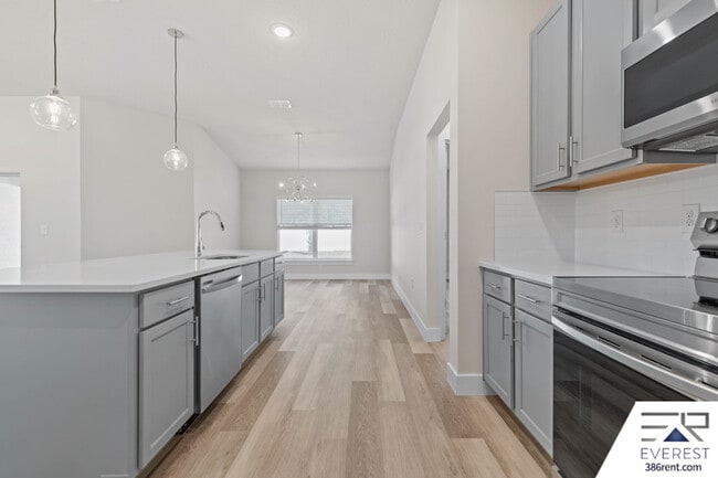 Building Photo - 71 Point of Woods Dr