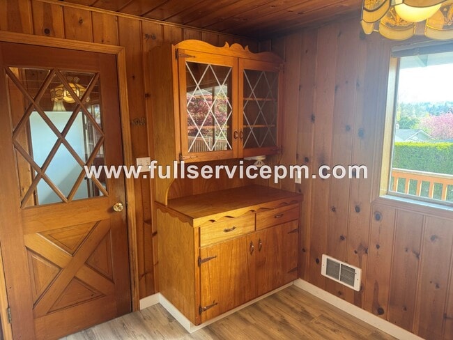 Building Photo - Charming house in downtown Snohomish