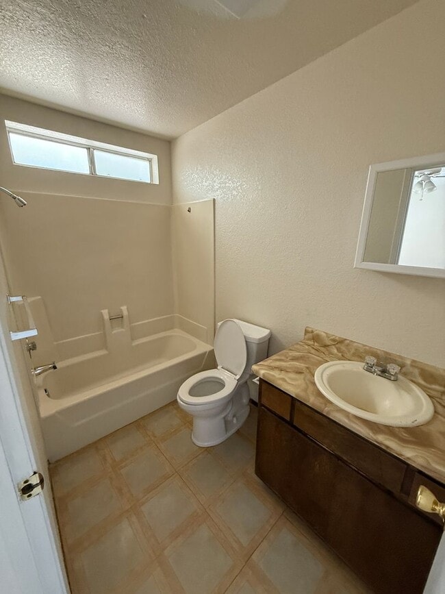 Building Photo - 3 bedroom, 2 bathroom home located in the ...