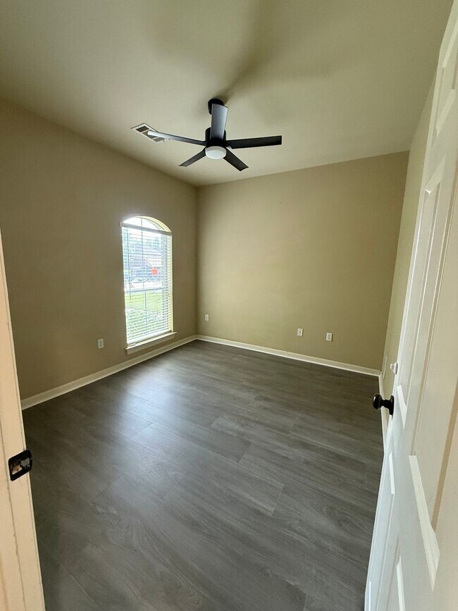 Building Photo - 3BD 2BA House on Nicholson Lakes Subdivision