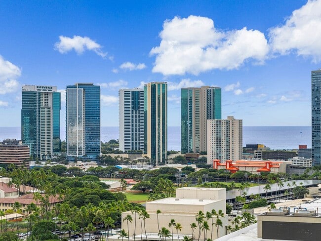 Building Photo - Remodeled Corner 1BR with Ocean & Diamond Head Views, W/D + Parking