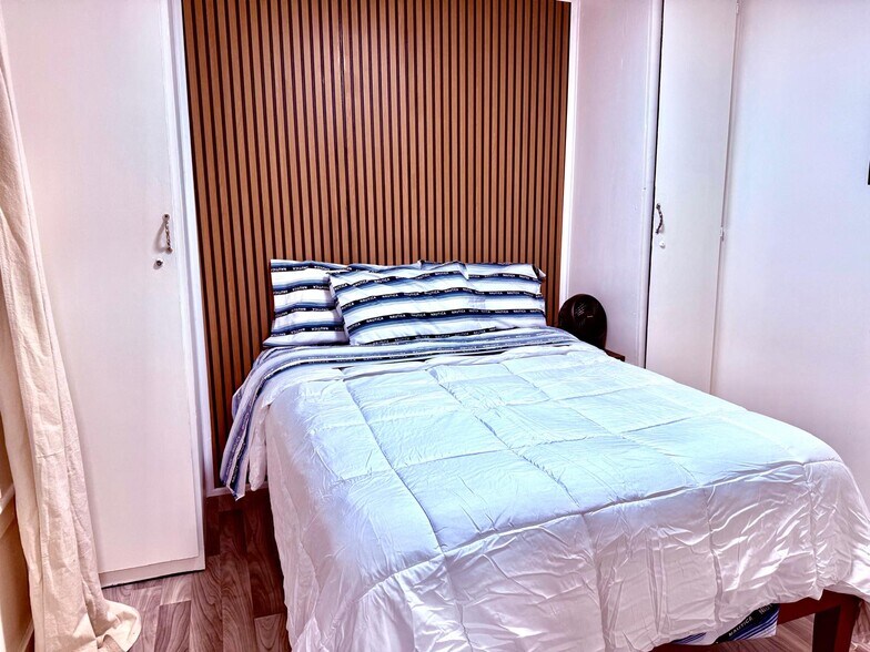 Building Photo - 163 Broadway