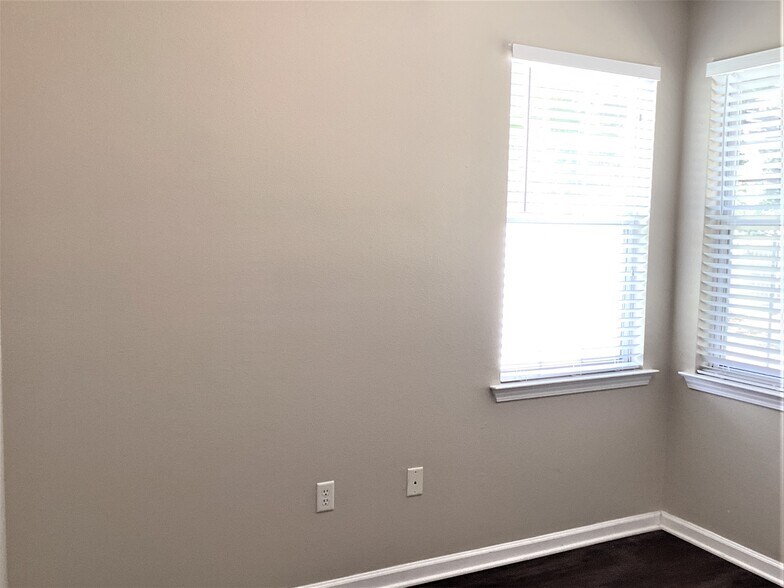 Building Photo - 305 Antigua Dr