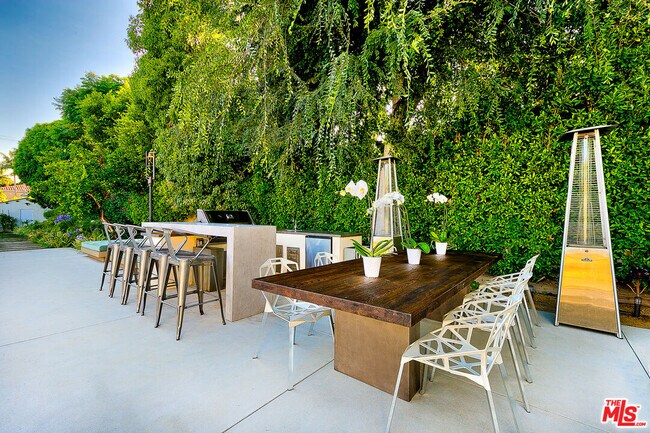 Building Photo - 721 N Beverly Dr