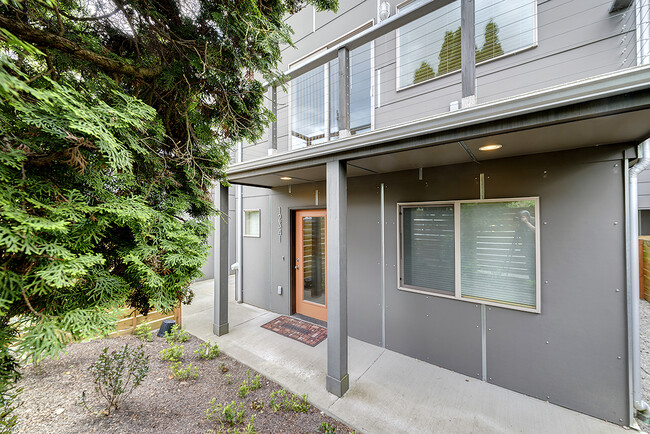 Building Photo - Modern Jackson Park Townhome