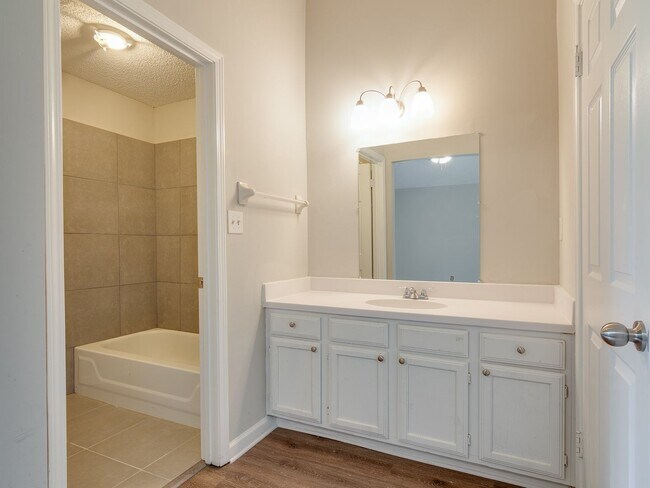 Building Photo - Fully Renovated 3BD/2BA!