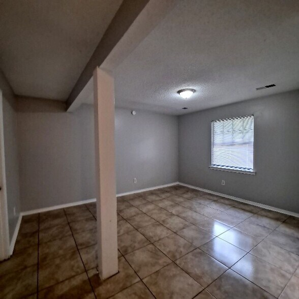 Building Photo - 3785 Walsingham Dr