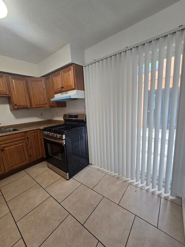 Building Photo - 2 bedroom unit near UNM