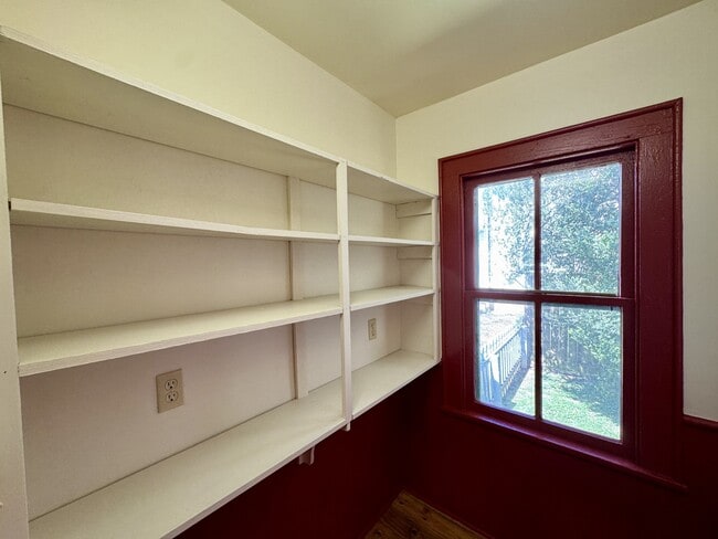 Building Photo - 506 Mayes Ave