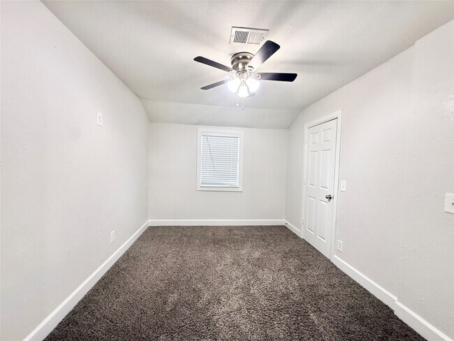 Building Photo - 137 Laurel St