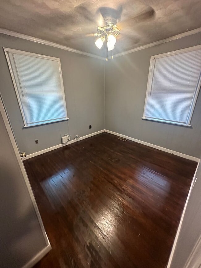Building Photo - 3 bed house in Church Hill! Central HVAC, laundry, yard with shed!