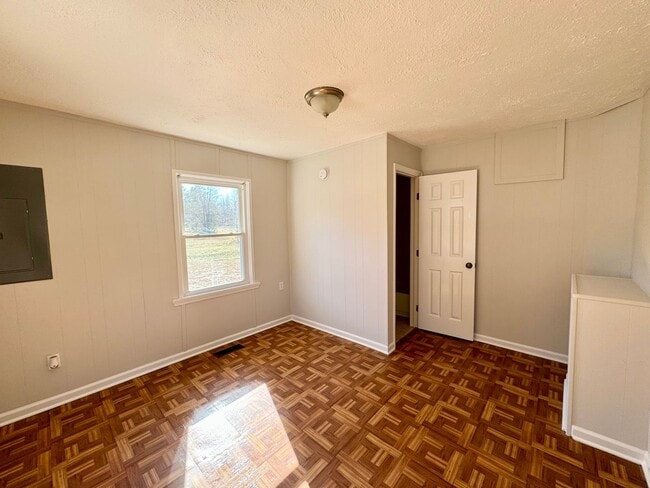 Building Photo - Lovely 2 Bedroom Rancher… Waiting for You to Make it Home!