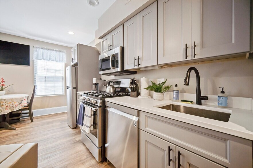 Building Photo - 472 Commercial St