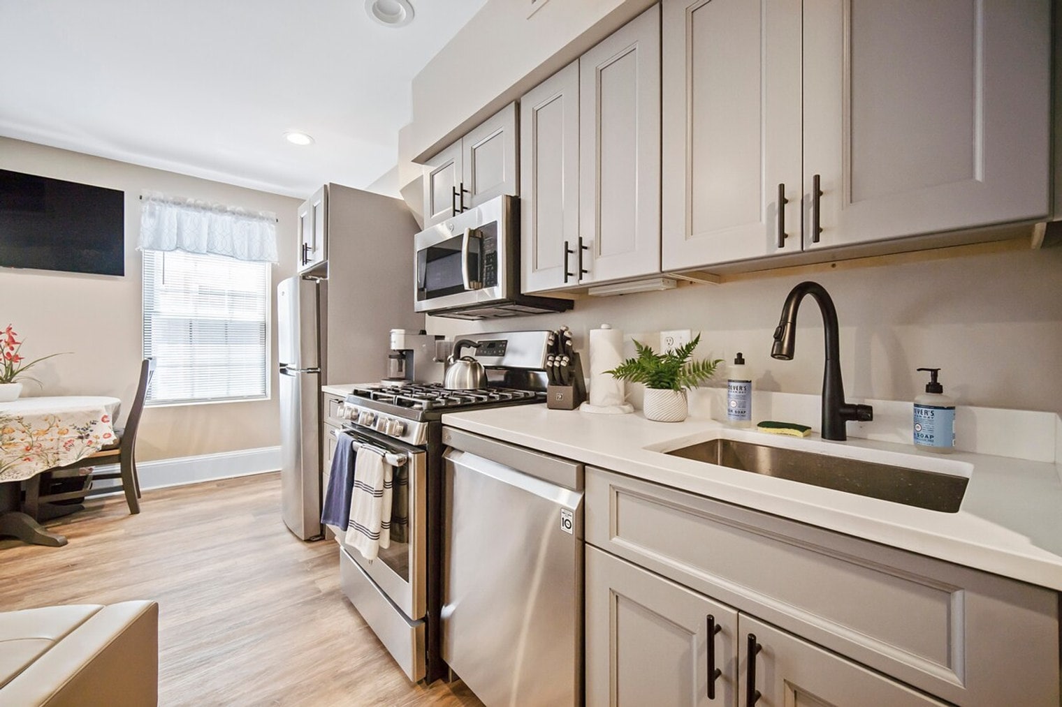 Building Photo - 472 Commercial St