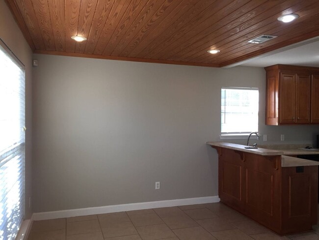 Building Photo - Charming 3BR/2BA Home with Open Split Floor Plan in Druid Oaks